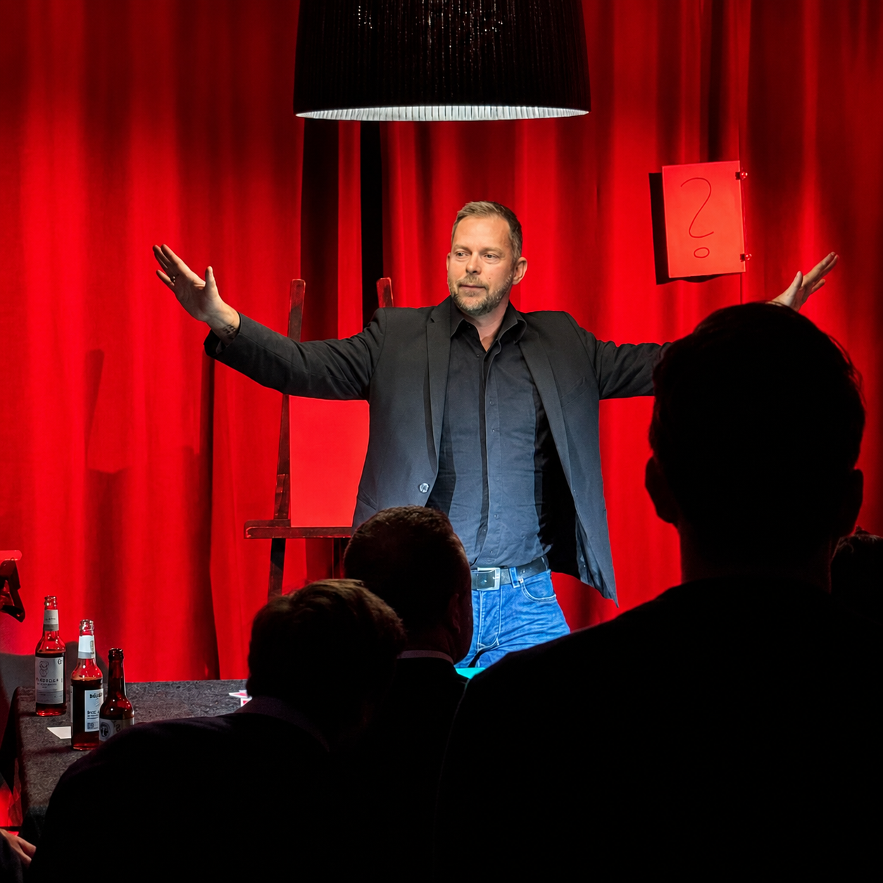 Jörg Borrmann bei einer Zaubershow auf der Bühne